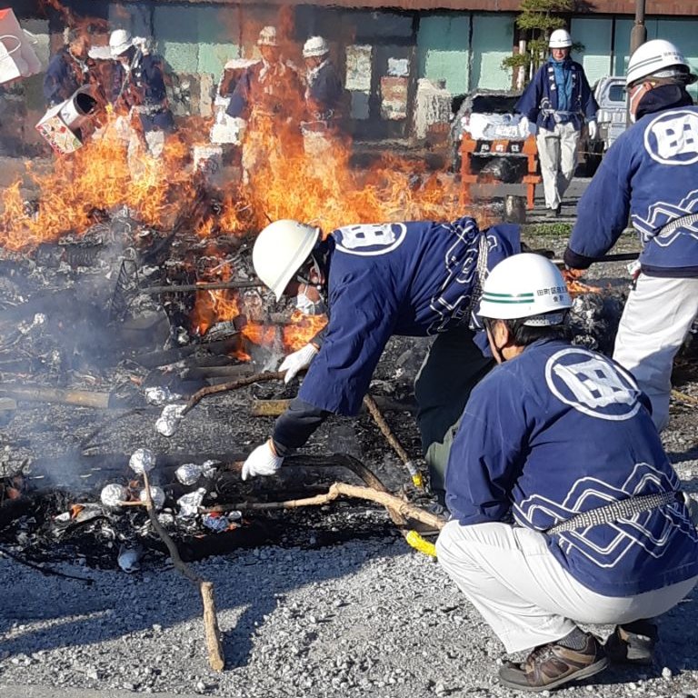 1/13に稲取地区のどんど焼きが行われました！

稲取では、枝に色をつけた団子を刺して、どんど焼きの火で焼いて食べる風習があります🔥色の濃さなど家庭によって個性が出て面白いですよ✨

この時季には近くのスーパーでは三又の枝が売られています。それにしてもボールのように大きな団子ですね！😆