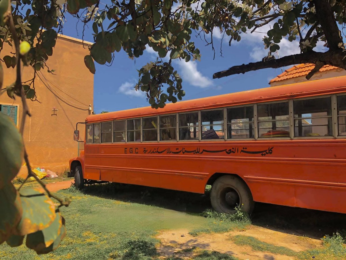 Meriiiiee's tweet image. Elnahrda shouft marteen elnew school bus w etday'et awee enhoum laghoo eladeem khales like look guys it was iconic