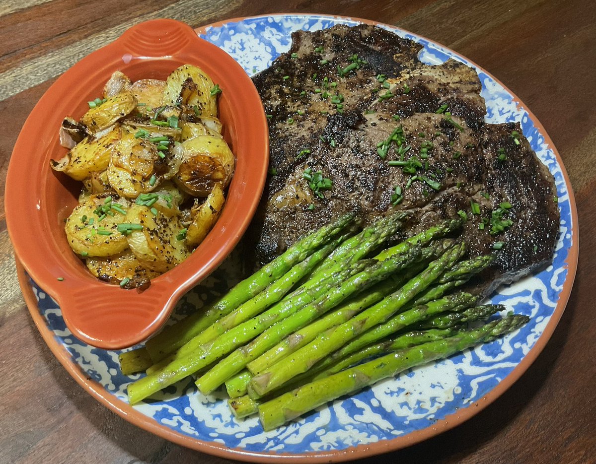 crappiedoc's tweet image. The sear is legit. 
Porterhouse and ribeye. Potatoes and onion, asparagus. 
@DadsSeasonings SPG
Grilled over reverse grill grates. Solid meal
#grilling
#TwitterSupperClub