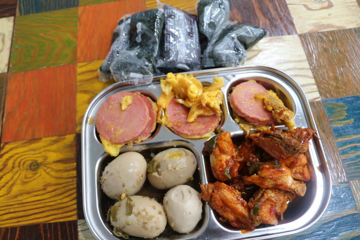 눈이 많이 녹긴했는데..아직도 이면도로는 빙판길이네요..어르신들 댁이 지하실이다보니..보일러물이 얼어서

많이 미끄럽네요..어르신들이 조심하셨으면 좋겠습니다

메뉴:계란장조림.쇠미역.닭볶음탕.계란소시지전.멸치...쑥떡