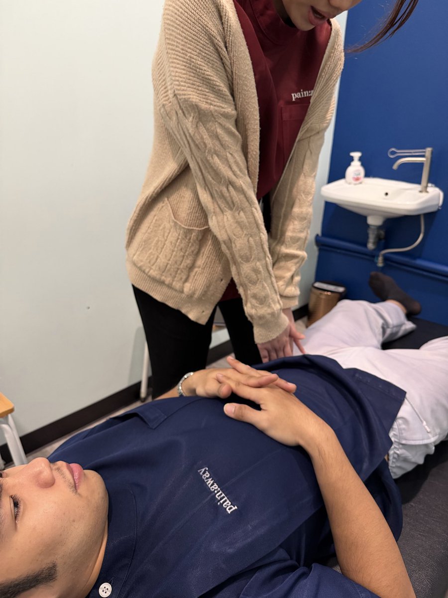 PainawayB's tweet photo. 昨日は骨盤回りの癒着をとり骨盤の動きを改善する勉強会をしました。どのスポーツでもまず骨盤と背骨が動いて、その後、肩、肘、膝が動きます。骨盤の動きが固くなると肩や肘、膝に負担がかかります。 https://t.co/UjnF4qIwgA