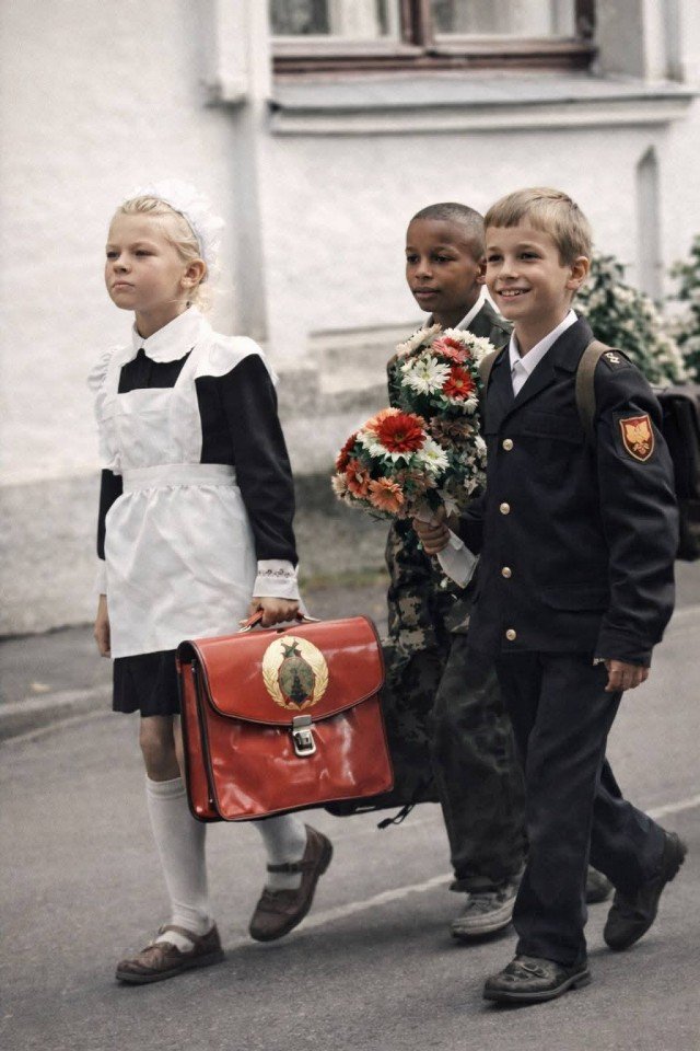 yaplakalcom's tweet image. Осторожно, ИИшница!

Один из пользователей интернета обратился к ИИ с просьбой отретушировать снимок, сделанный в его первый класс советской школы. Вот какой результат вышел.

yaplakal.com/forum2/topic30…