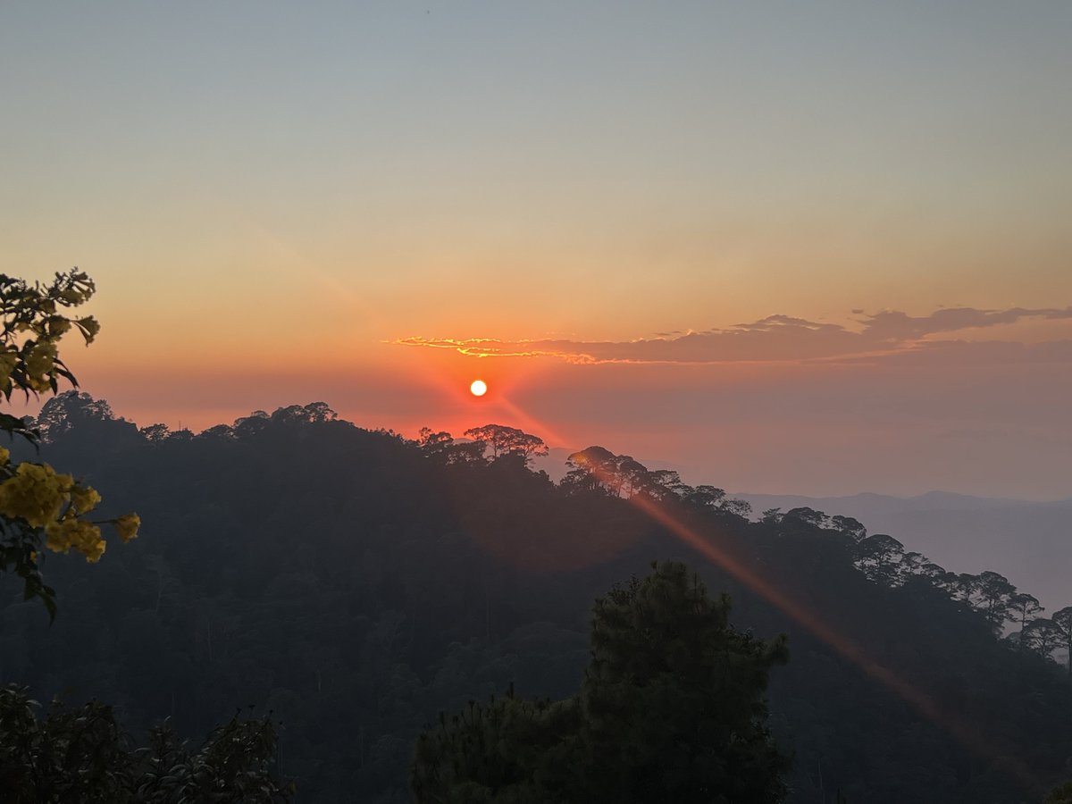 Atardecer en las montañas de Santa Cruz Itundujia, en nuestra imponente región mixteca #Oaxaca 
Enero 2026