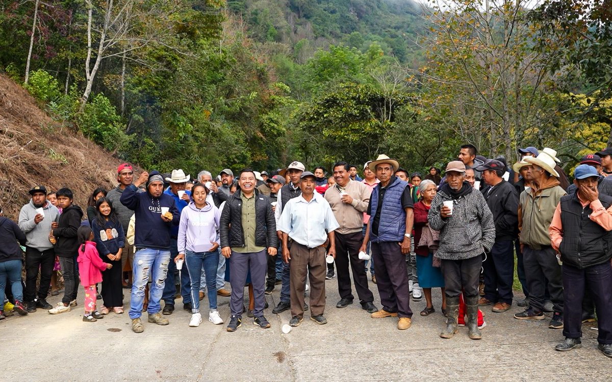 BenjaViverosOax's tweet photo. Me reuní con las y los habitantes de Santa Cruz #Acatepec para escuchar sus necesidades y construir juntos soluciones desde el territorio.
Seguimos trabajando de la mano con el pueblo, comprometidos con el desarrollo y la unidad de la región. https://t.co/TEzA3y5YlW