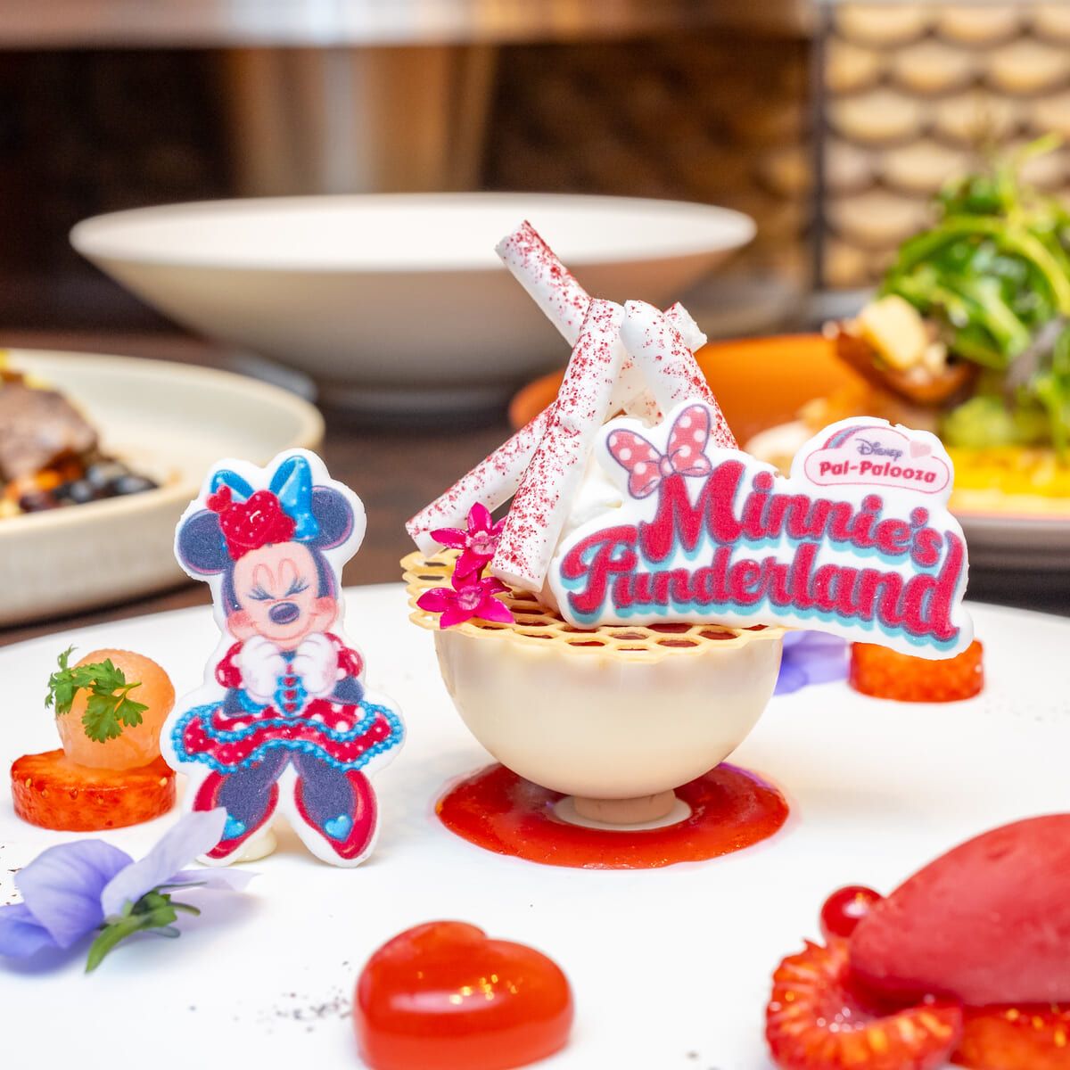 オリジナルチャームやコースターもセットに！ ディズニーアンバサダー