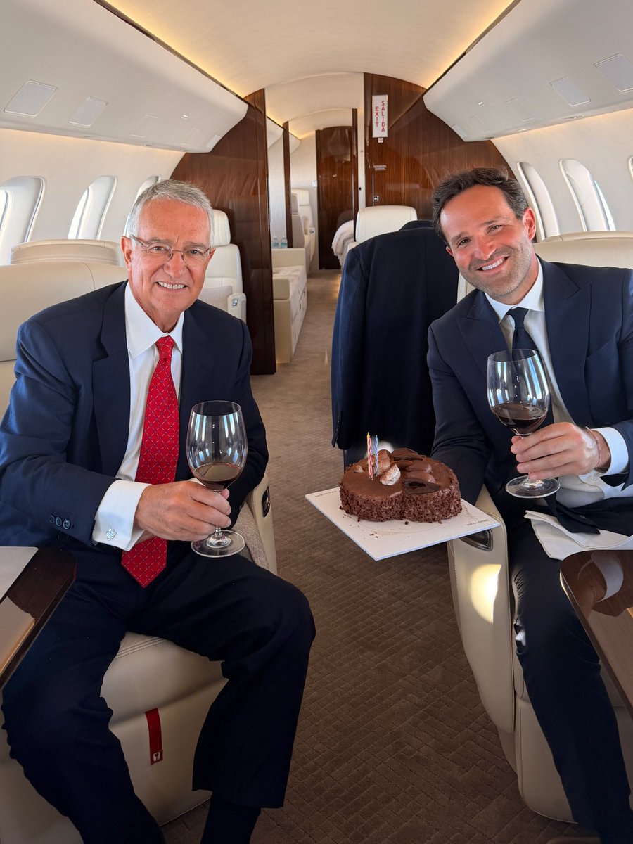 EmilioVallejoRL's tweet image. Don @RicardoBSalinas y Don @hugo_hss, respectivamente Presidente de facto y próximo Primer Hijo de los Estados Unidos Mexicanos, en el Azteca Force One de regreso a Ciudad de México tras una exitosa visita oficial a los Estados Unidos de América.

Urge el regreso a Los Pinos de…