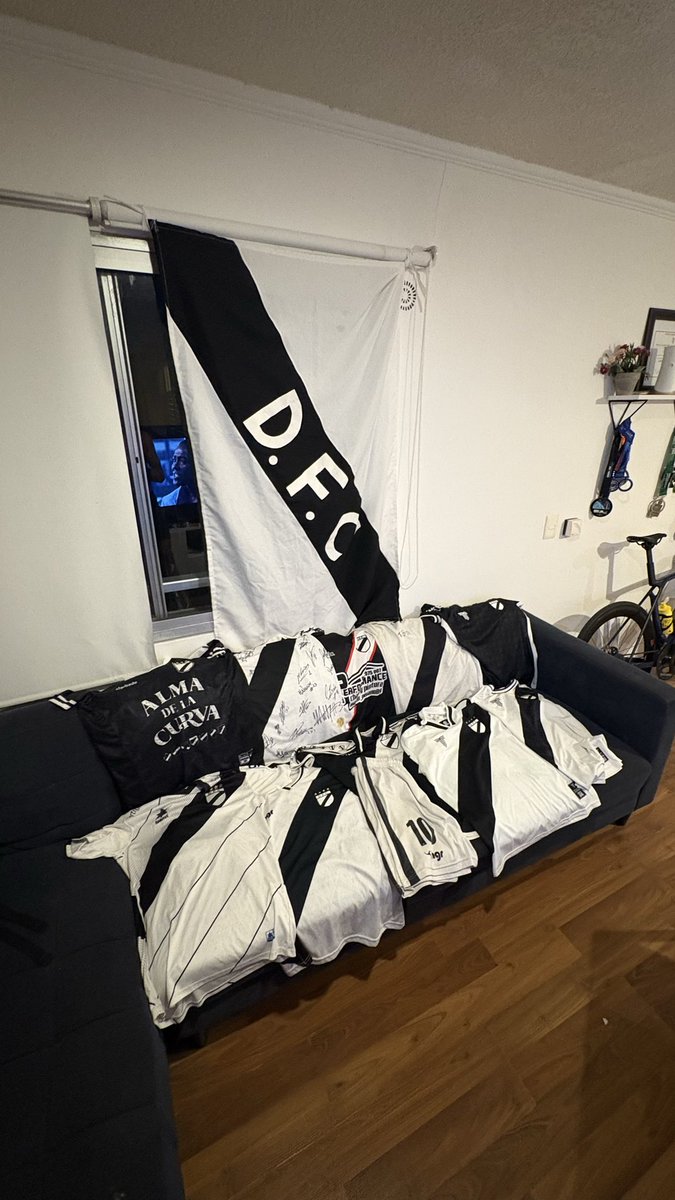 Facu me dice “ che tio, cuantas camisetas de Danubio tenes? 
Automáticamente yo: