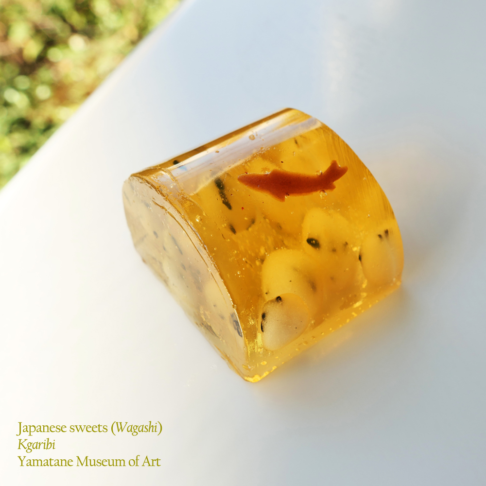 yamatanemuseum's tweet image. #LOVEいとおしい展 オリジナル和菓子「かがり火」

川面に揺れる篝火の明かりを錦玉羹で、鮎は羊羹、川底の石は胡麻入り白あんで表しました。
川合玉堂《鵜飼》(#山種美術館)に描かれた鵜飼の情景をイメージした和菓子です。

#カフェのある美術館