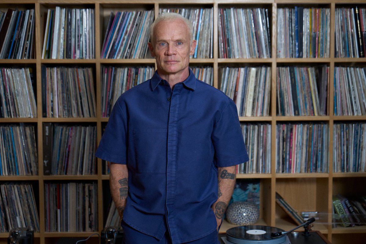 EvilMusikMX's tweet photo. Flea —bajista de Red Hot Chili Peppers— anuncia su primer álbum en solitario: Honora, disponible el 27 de marzo, y comparte el sencillo “Traffic Lights” con Thom Yorke.

Además, confirmó gira internacional en 2026 por Norteamérica y Europa.
Un debut que llega con fuerza. https://t.co/lWBPDjWf8l