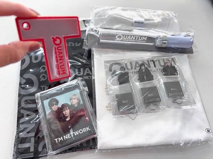 TM NETWORK「QUANTUM」ツアーグッズ到着、ファン開封の喜び広がる