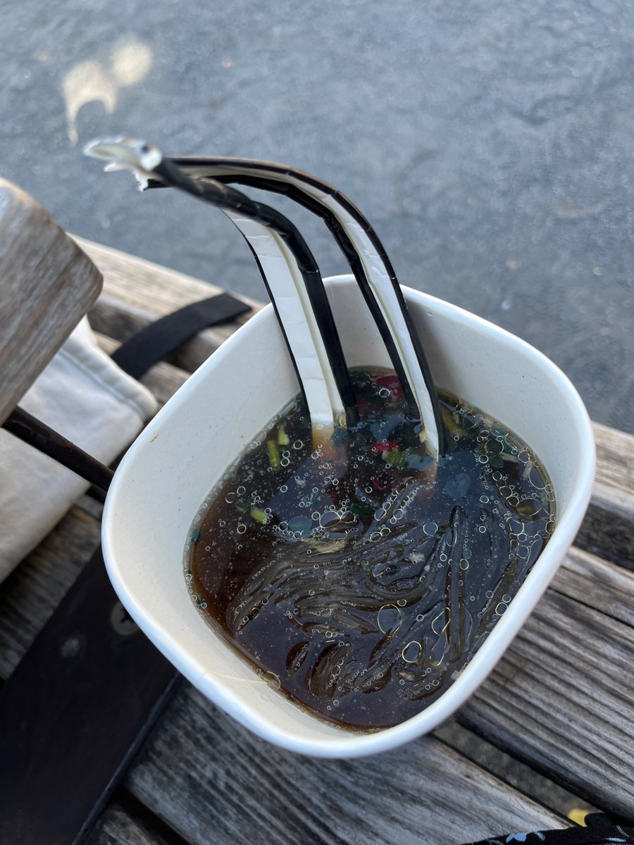 サンラータン食べるのに箸を忘れたけど、パッケージの蓋が頑丈だったので解体する事で事なきを得た