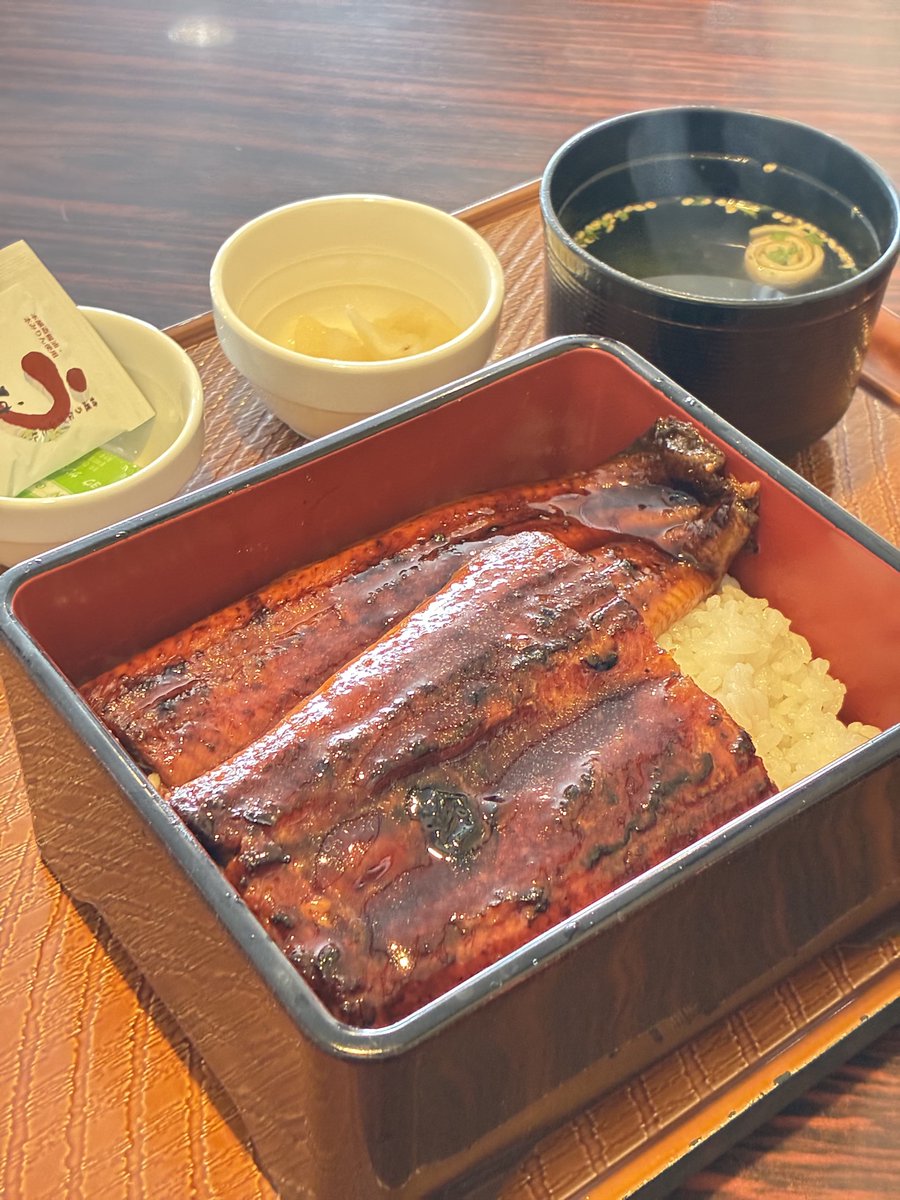 ガストの【うな重】!
ちゃんとニホンウナギを使用!

お店では温めてるだけなんだろうけど、仕込みの段階で炭火で4度焼きしてるらしく、しっかりと香ばしい!

めっさ美味しいし、鰻倍盛りで2000円ならコスパも良すぎ。

短い期間で3回来ちゃったけど、すごいなガスト… 