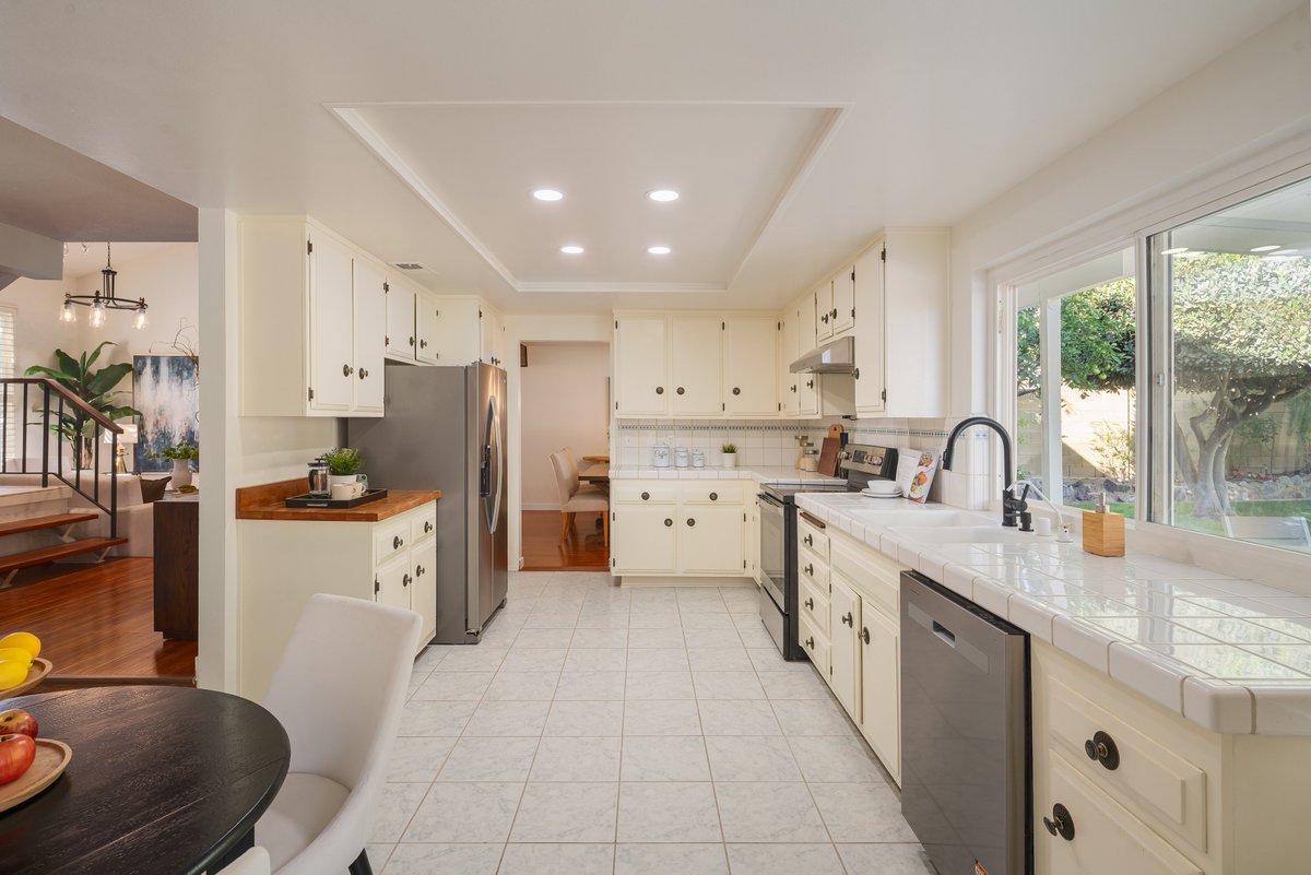 RightHereRealty's tweet photo. 🎉🏠 Congratulations to @andrewgbelcher1 and our seller Julie for closing escrow on this home in Simi Valley for $980,000. 5 bedrooms + 3 bathrooms with 2,498 square feet and a 6,500 square foot lot 🥳 #realtor #simivalley #simivalleyrealestate #simivalleyrealtor https://t.co/KyJ1RJecgp