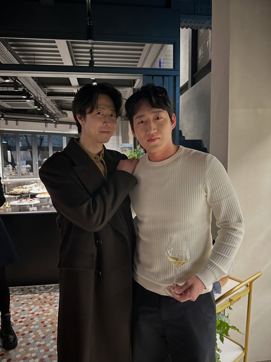 roperoofloop's tweet image. 코트 루즈 핏인데 사진 찍을 때 다소곳하시느라 정핏같아보이는거 너무 죠음이 ᰔ⌒ᰔ