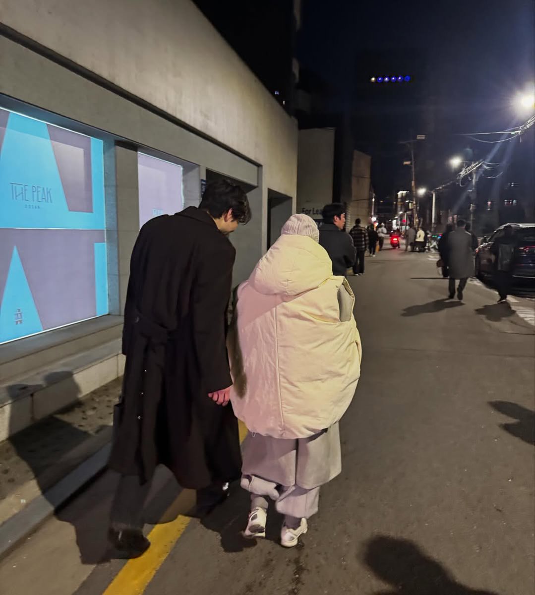 roperoofloop's tweet image. 코트 루즈 핏인데 사진 찍을 때 다소곳하시느라 정핏같아보이는거 너무 죠음이 ᰔ⌒ᰔ