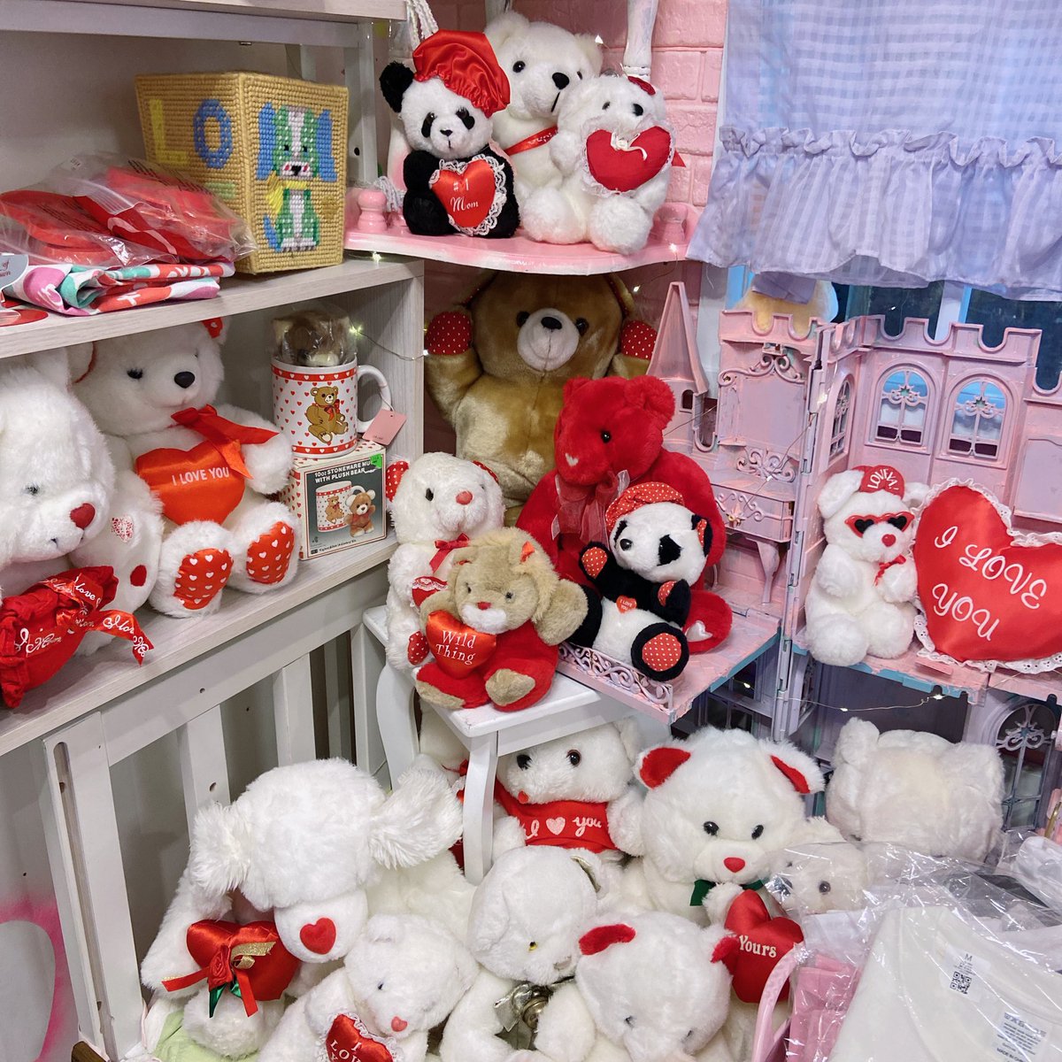 年始のガラクタ市、たくさんのお客様にご来店いただき誠にありがとうございました🙏❤️
遅ればせながら、本年も何卒よろしくお願いいたします🌅✨
ガラクタ市コーナー➡️バレンタインコーナーへと模様替え中です🍫💘