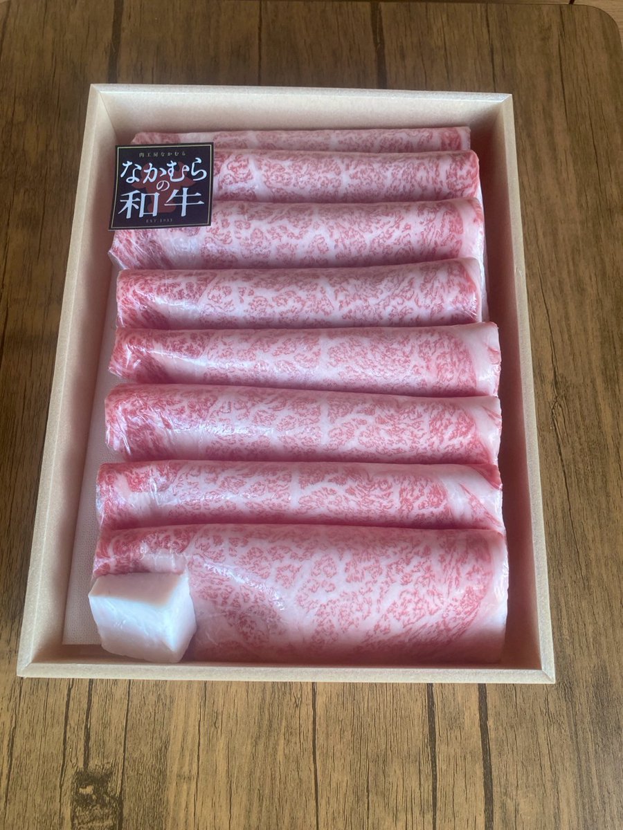 新商品、A4A5等級黒毛和牛ローススライスの写真を撮ってきましたよ📸

盛りつけと包装は実店舗の店長❤️この見た目、ギフトに最適でしょ❓

ちなみにすべて未経産の雌牛になります
とろけるロースがさらにやわらか～いの❤️

item.rakuten.co.jp/nikukobo-nakam…