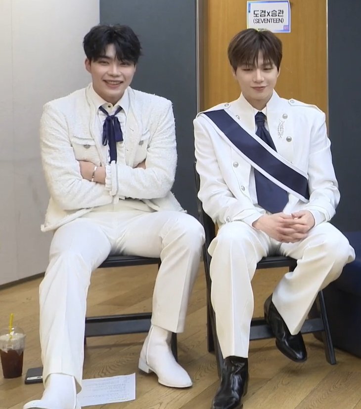 Monoghost_H's tweet image. Gunwook and Daniel are really like the physical duo.. they're both so wide omg. Also Daniel is sooo sweet cause everytime Gunwook says smth nice or does smth well he keeps giving him a thumbs up and it's soooo cute😭😭😭