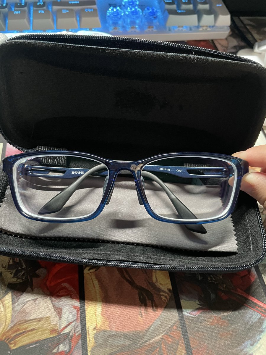 新しくメガネを買った！
5年間使ってた_( _'ω')_

ゲーム用と身につけよるやつで2つ買った！