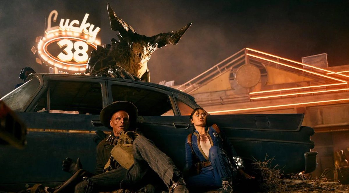 #Fallout's Deathclaws came to life using a mixture of large-scale puppetry &amp; cutting-edge visual effects from ILM.

It can take up to 5 people to operate the Deathclaw puppet. One person wears it, two puppeteers on the arms, one on the neck &amp; head, and another controls the jaw.