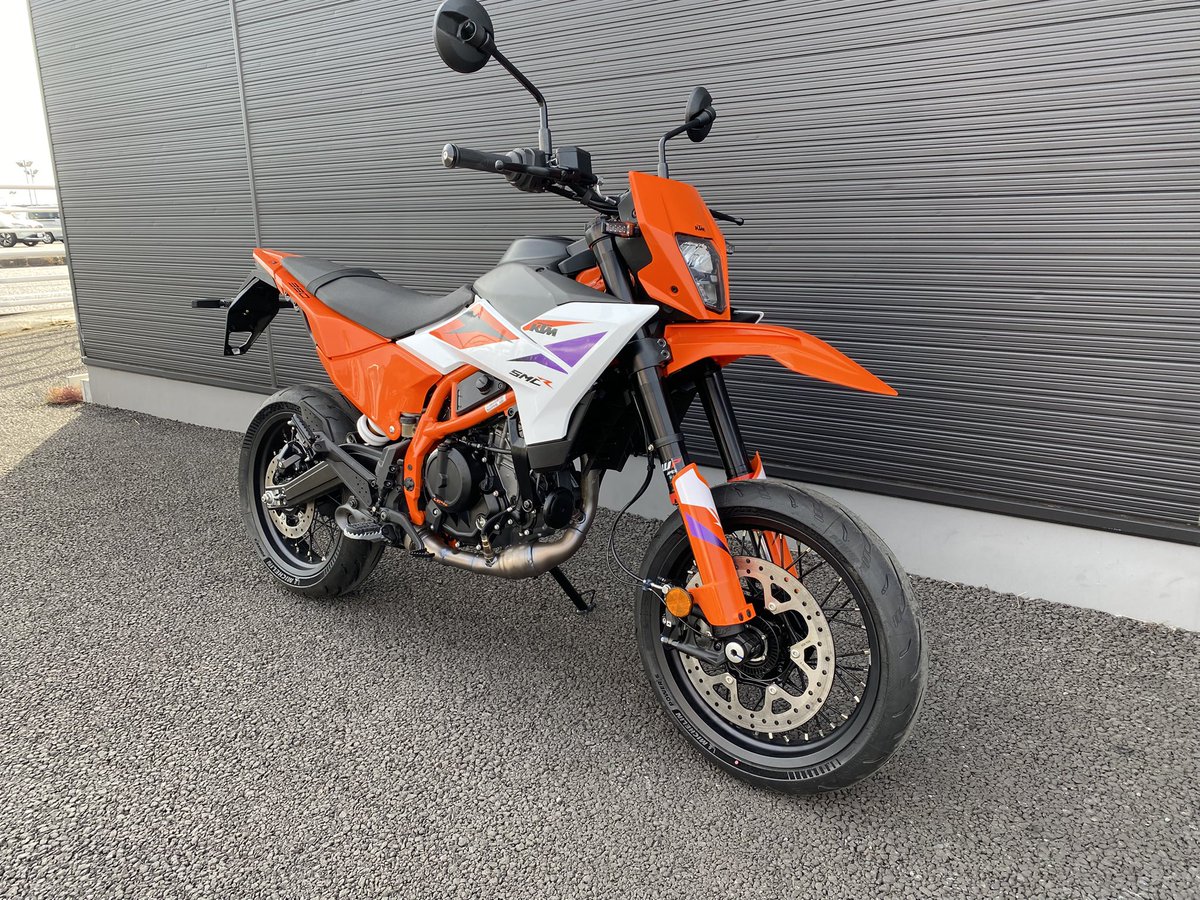 KTMGUNMA's tweet photo. 390ADVENTURE Rと390SMC Rが入荷いたしました！

初回入荷から少々お時間かかってしまいましたがやっとフリー在庫車として販売できるようになりました😭

まだまだ寒い日が続きますが、来たる春のバイクシーズンに向けて是非ご検討ください！

#KTM #KTM群馬 #390adventure #390smcr https://t.co/NaN8oUNKEN