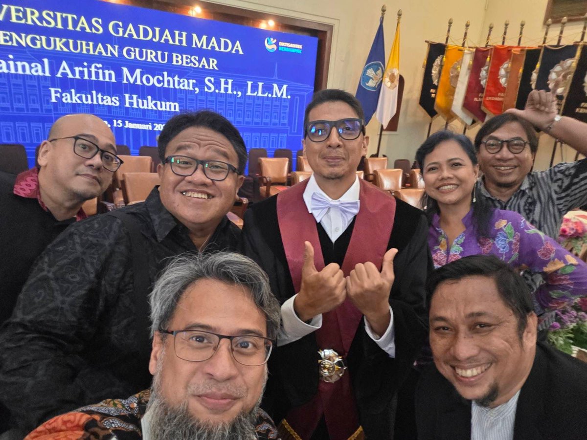 Selamat atas pengukuhan Prof. Dr. Zainal Arifin Mochtar, S.H., LL.M. sebagai Guru Besar Hukum UGM

Di tengah krisis etika dan konstitusi, Indonesia butuh lebih banyak akademisi yang berani berpihak pada nalar, integritas, dan kepentingan publik.

Semoga amanah keilmuan ini terus