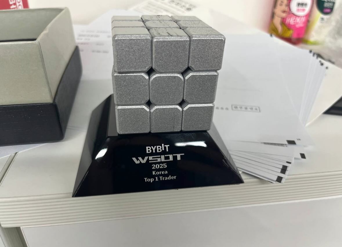 Deep_Mind_Lab's tweet image. 수업료 50억.
그 대가로 시장을 보는 눈을 샀고, 2025년 바이비트/아덴 거래량 1위를 찍었습니다.

말로만 떠드는 사기꾼들이 너무 많더군요.
진짜 실력자는 차트와 수익으로 대화합니다
껍데기 말고, 진짜배기들만 찾습니다.
제 관점 공유 시작합니다

진짜 고수가 아니면 제 글 무시하십쇼.
반대로,…