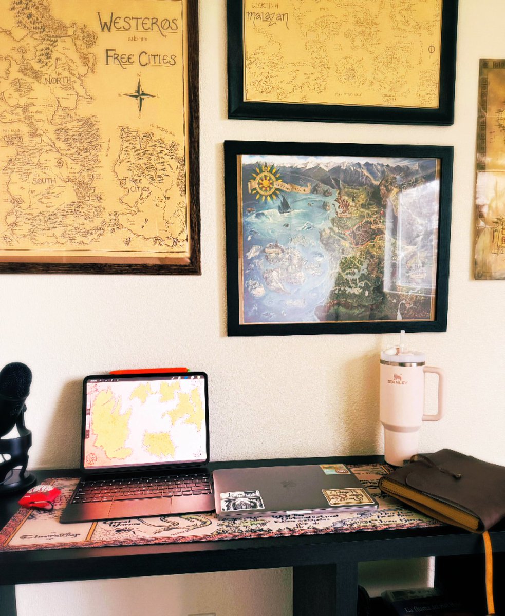 Buenos días, grimdarkeros ⚔️🩸

El que piense que no estoy obsesionada con los mapas que venga y me lo diga.
🗺️ Westeros, Malaz, el Continente de The Witcher, Tierra Media ¿y qué es eso? ¿Un mapa de mi universo en el que estoy trabajando para otra novela autoconclusiva? 🐦‍🔥🌋📚