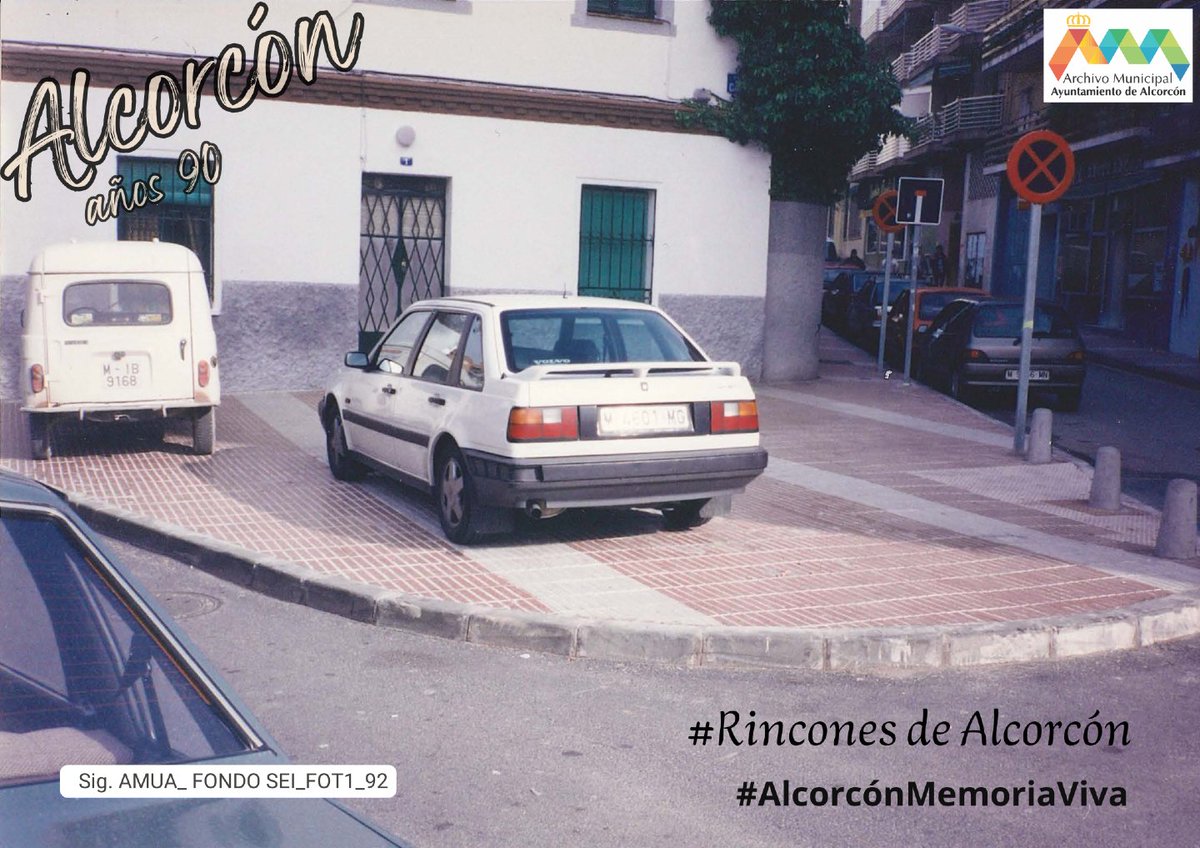 Continuamos con #RinconesdeAlcorcón. Hoy se trata de una fotografía del Fondo cedido por el SEI, que nos muestra la confluencia de la Plaza de las Fraguas con las Calles Clavel e Independencia, en los años 90.¡Esto sí que es aparcar en la puerta! 😱#AlcorcónMemoriaViva
