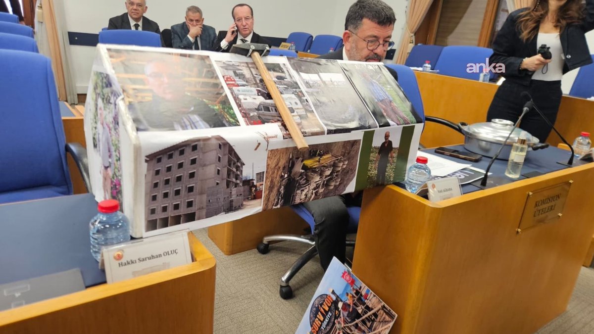 CHP milletvekilleri, en düşük emekli maaşını düzenlemeyi öngören kanun teklifinin görüşüleceği TBMM Plan ve Bütçe Komisyonu'na, emekli olup çalışmak zorunda kalan ve iş cinayetinde hayatını kaybeden emeklilerin fotoğraflarının yer aldığı bir tabut maketi getirdi