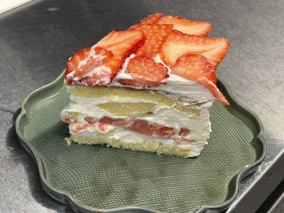 蕎麦堪能コースも人気　とろとろ蕎麦がきのはまぐり潮仕立て　蕎麦はせいろハーフにからすみチーズにとろろハーフも　最後にデザート　はい、トマトとあまおうのケーキです🍰昨日は一台作って完売　今日も一台8個分作ってます　口に入れたら溶けます　ケーキ屋さんのよりずっと甘さ控えめでさっぱり