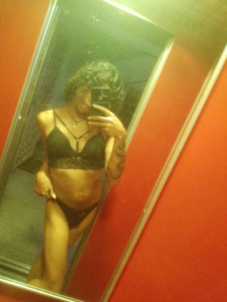 dehya_lez's tweet photo. 🇻🇪🏳️⚧️Mirándome al espejo en negro, encaje y rojo... curvas que prenden y las que vienen
Venezolana trans bi vers, siempre con ganas 😈😏
¿Te calienta lo que ves? DM si sabes calentar
RT + follow si sí #TransLatina #VenezolanaHot #BiVers #TransGirl #Lingerie #MirrorSelfie https://t.co/UMUEi39MC2