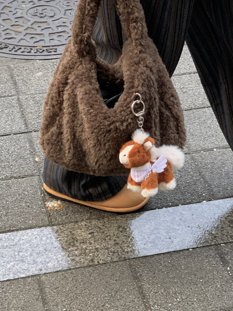 olivet_official's tweet image. 안녕하세요, 
많은 분들이 기다려주시는 포니 키링의 샘플을 드디어 저희가 받았습니다 🤍 
이리저리 촬영해보았는데 어떤가요?!

• 턱받이
- 턱받이는 세트 구성될 예정입니다. 공장과 논의 끝에 조금 저렴한 가격으로 제작하여 판매가는 변동 없이 판매될 예정입니다 🐴