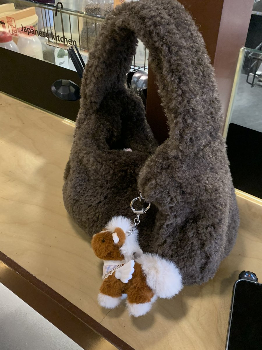 olivet_official's tweet image. 안녕하세요, 
많은 분들이 기다려주시는 포니 키링의 샘플을 드디어 저희가 받았습니다 🤍 
이리저리 촬영해보았는데 어떤가요?!

• 턱받이
- 턱받이는 세트 구성될 예정입니다. 공장과 논의 끝에 조금 저렴한 가격으로 제작하여 판매가는 변동 없이 판매될 예정입니다 🐴