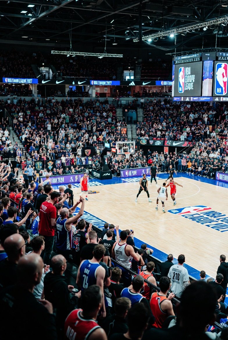 Signalimpact's tweet image. NBA kommt 2027 richtig nach Europa: eigene Liga mit Franchises in London, Paris, Berlin &amp;amp; Co. Milliarden-Deals, volle Arenen, Basketball-Boom vor der Haustür! 🔥
Und das Beste: Nike, Adidas &amp;amp; Co. werden davon fett profitieren – Aktien oder ETFs jetzt langfristig kaufen, schon mit…