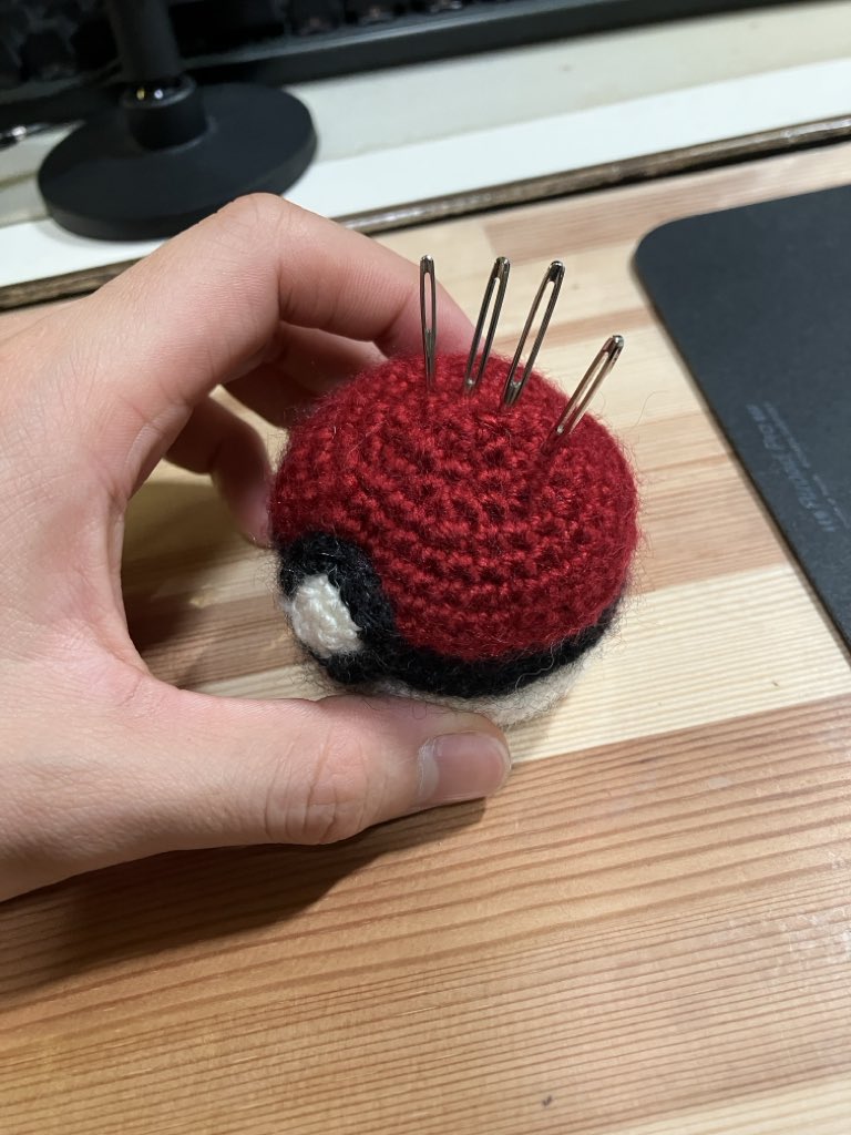 正月からはじめてみた編み物でつくったモンスターボール
不格好だけど実際に物として触れるっていいね
とりあえず針山として使用します
#編み物　#かぎ針編み