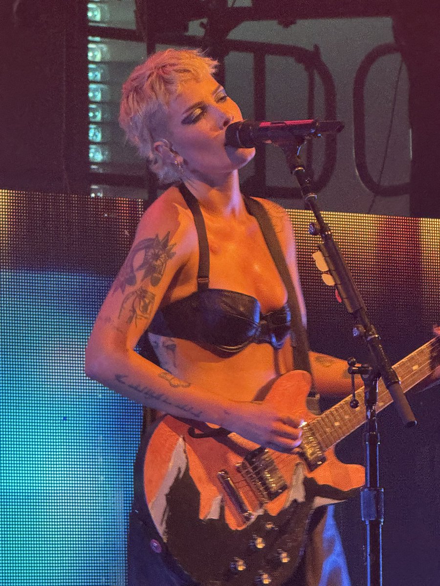aureumnightmare's tweet image. i love you halsey and your hand painted badlands guitar🩵