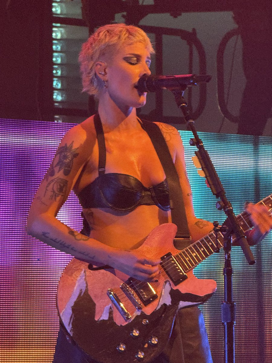 aureumnightmare's tweet image. i love you halsey and your hand painted badlands guitar🩵