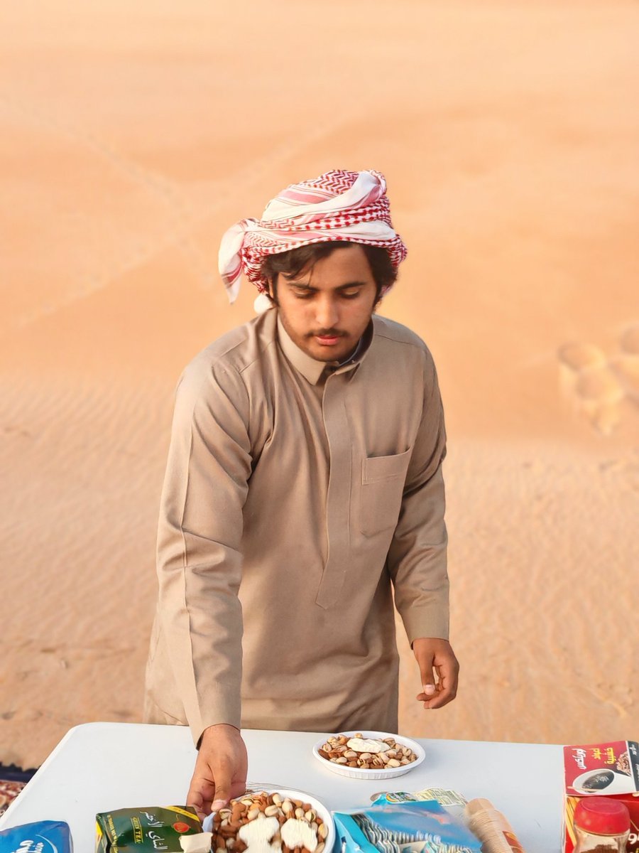 عندما تعبر #الربع_الخالي مع أهله 👌

في البداية لما قررنا نعبر #الربع_الخالي من الشرق للغرب كان في داخلي شعور رهبة بسيطة مو خوف قد ما هو احترام للمكان
الحقيقة ان الربع الخالي مو صحراء عادية هذا عالم لحاله له هيبته، وله قصصه، وله ناسه اللي يعرفونه شبر شبر

وأكثر شيء كان في بالي