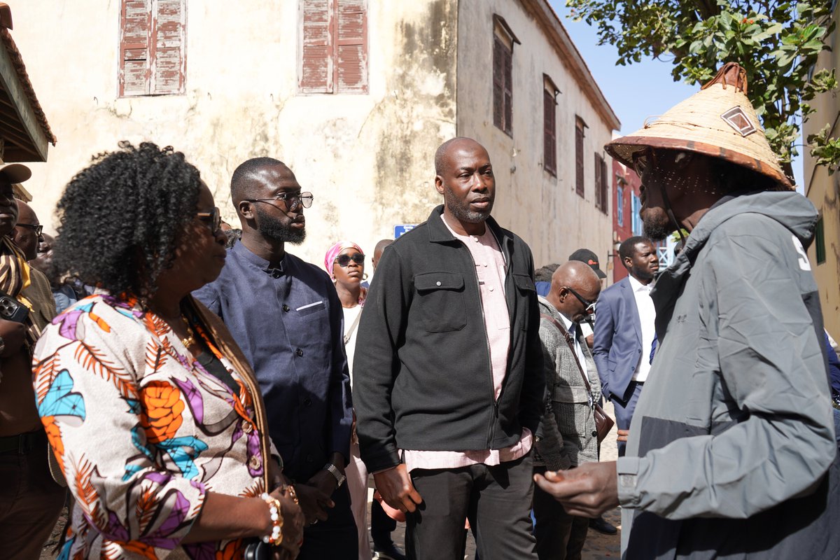 MinCult_Tourism's tweet photo. 2/5 La délégation ministérielle composée des collaborateurs dont le Directeur général de l’ @ATouristique  #ASPT, du DG de la Culture et de la Police touristique, a fait le tour de l’Île, en compagnie des autorités locales.
@MinCult_Tourism @TourismeSenegal #Goree https://t.co/rfPKg63JiT
