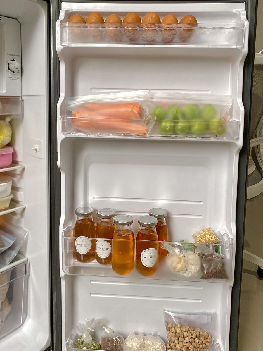 Yowesfine's tweet image. Dulu pernah super hemat, budget beli makan di warteg maksimal 30k/hari trus aku ended up malnutrisi 😭

Sekarang gamau lagi kayak gitu lagi.. jadi inilah meal prep ku setiap minggu, protein wajib melimpah. Budget belanja bulanan 1,5jt untuk SENDIRI 🥹