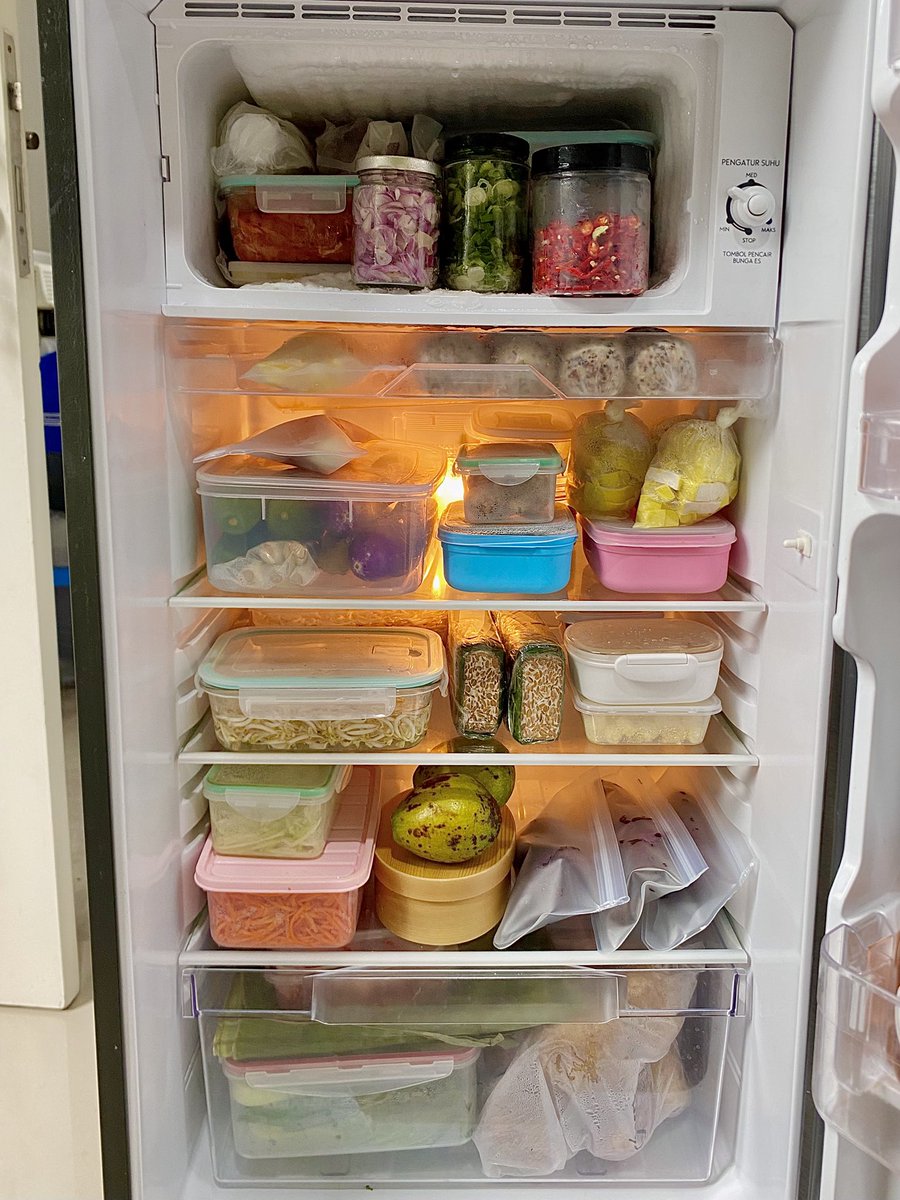Yowesfine's tweet image. Dulu pernah super hemat, budget beli makan di warteg maksimal 30k/hari trus aku ended up malnutrisi 😭

Sekarang gamau lagi kayak gitu lagi.. jadi inilah meal prep ku setiap minggu, protein wajib melimpah. Budget belanja bulanan 1,5jt untuk SENDIRI 🥹