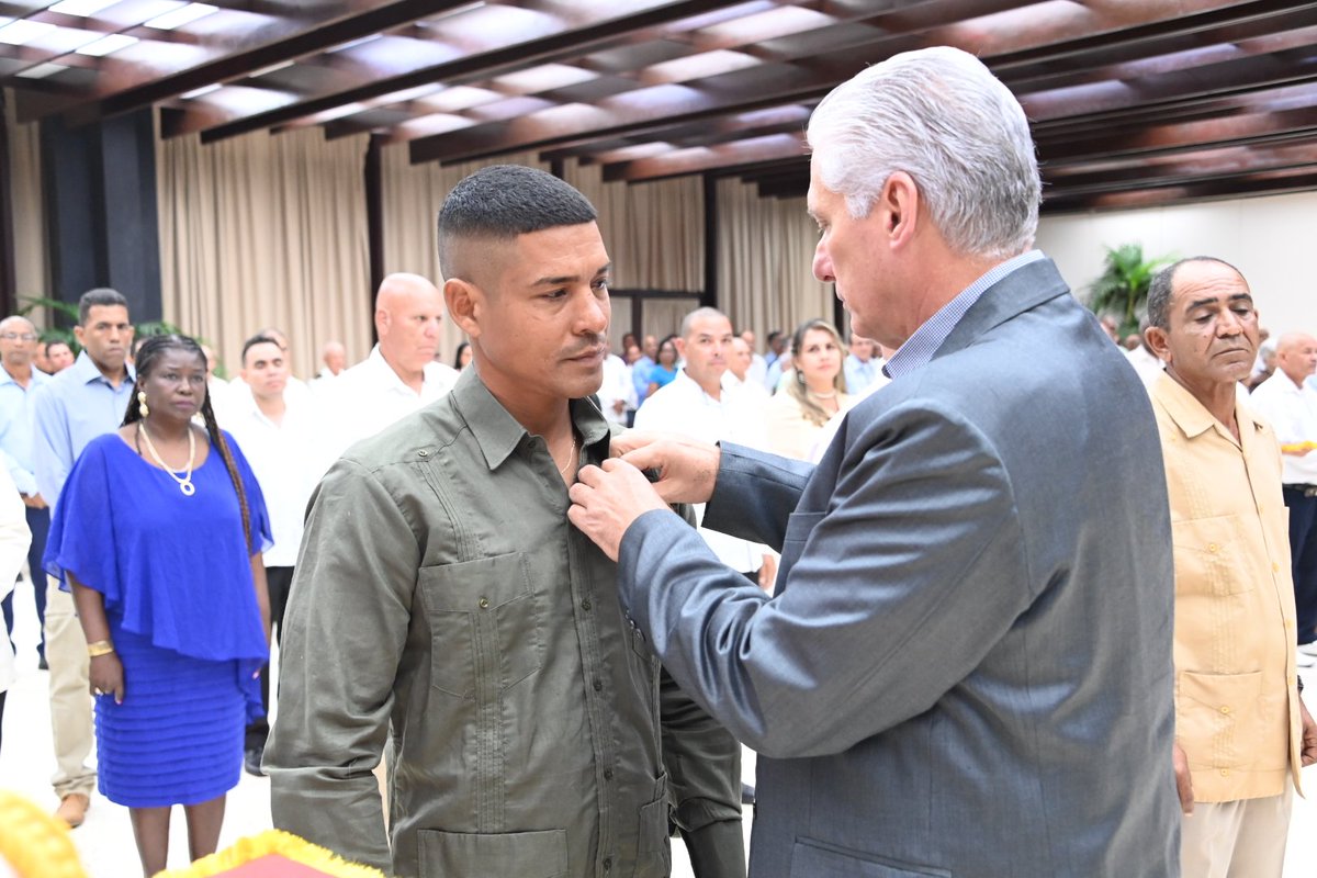 🏅| Mediante acuerdo presidencial, recibieron la Medalla “Hazaña Laboral” cinco linieros protagonistas de jornadas heroicas en el oriente del país tras el paso del huracán Melissa. A Aldo, Nelson, Erleydis, Jorge y Alexey, el Presidente <a href="/DiazCanelB/">Miguel Díaz-Canel Bermúdez</a> les entregó la alta distinción.
