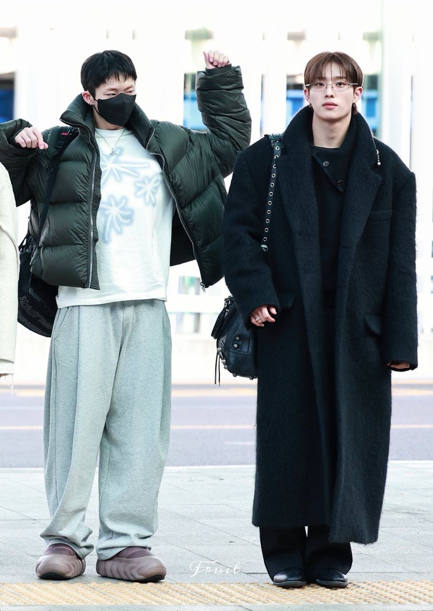 they are NOT dressed for the same occasion