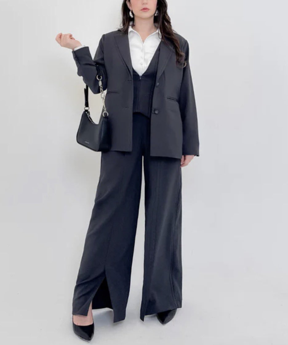 女性向けスーツ、フラワーホールはオーダーしないとないのは女には必要