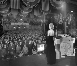 LiterateIndy's tweet image. 84 years ago tonight:  

Carole Lombard (born in Fort Wayne, Indiana) at an Indianapolis war bond rally singing The Star-Spangled Banner.

It would be her final public appearance before being killed in a plane crash the next day.

(Myron H. Davis, Life Magazine)