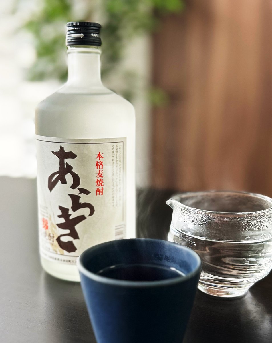 1月の半ばとなり、寒さが身に沁みますね❄

先日は日本酒の燗酒をおすすめしましたが、焼酎のお湯割りもよいものですよ。

焼酎をお湯で割ると、香りがふわっと立ちのぼり、まろやかになって旨味をしっかり感じられます。
アルコール度数も下がるので、飲みやすくゆっくり楽しめる飲み方です✨