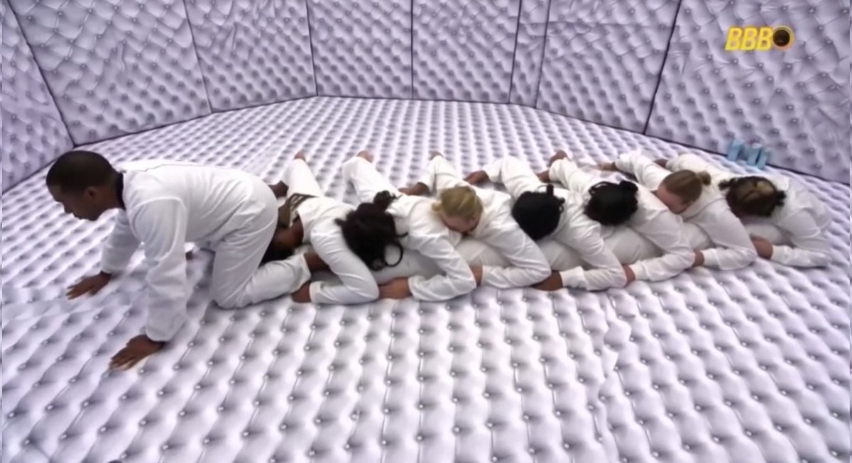 JefinhoMenes's tweet image. Dia 393049 de Quarto Branco:

Participantes ensaiam um movimento de Centopeia Humana