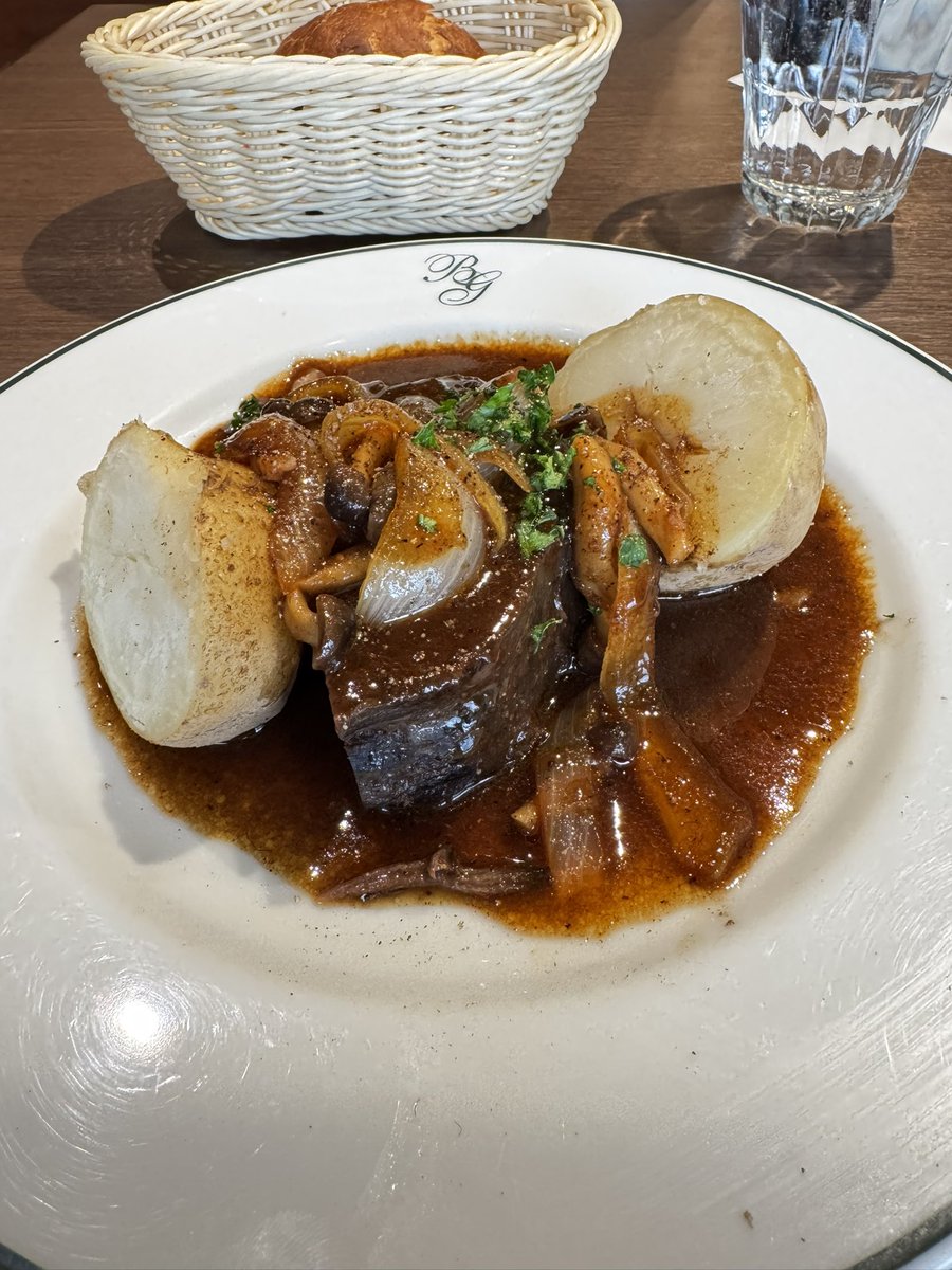 onzoooo's tweet image. 日替わりランチ
北海道産蝦夷鹿の赤ワイン煮
牛蒡のポタージュ
自家製パン

#BrasserieGyoran