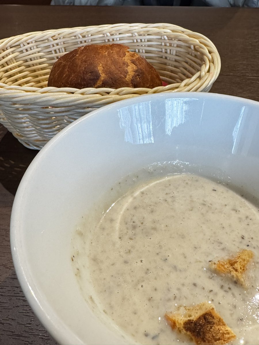 onzoooo's tweet image. 日替わりランチ
北海道産蝦夷鹿の赤ワイン煮
牛蒡のポタージュ
自家製パン

#BrasserieGyoran